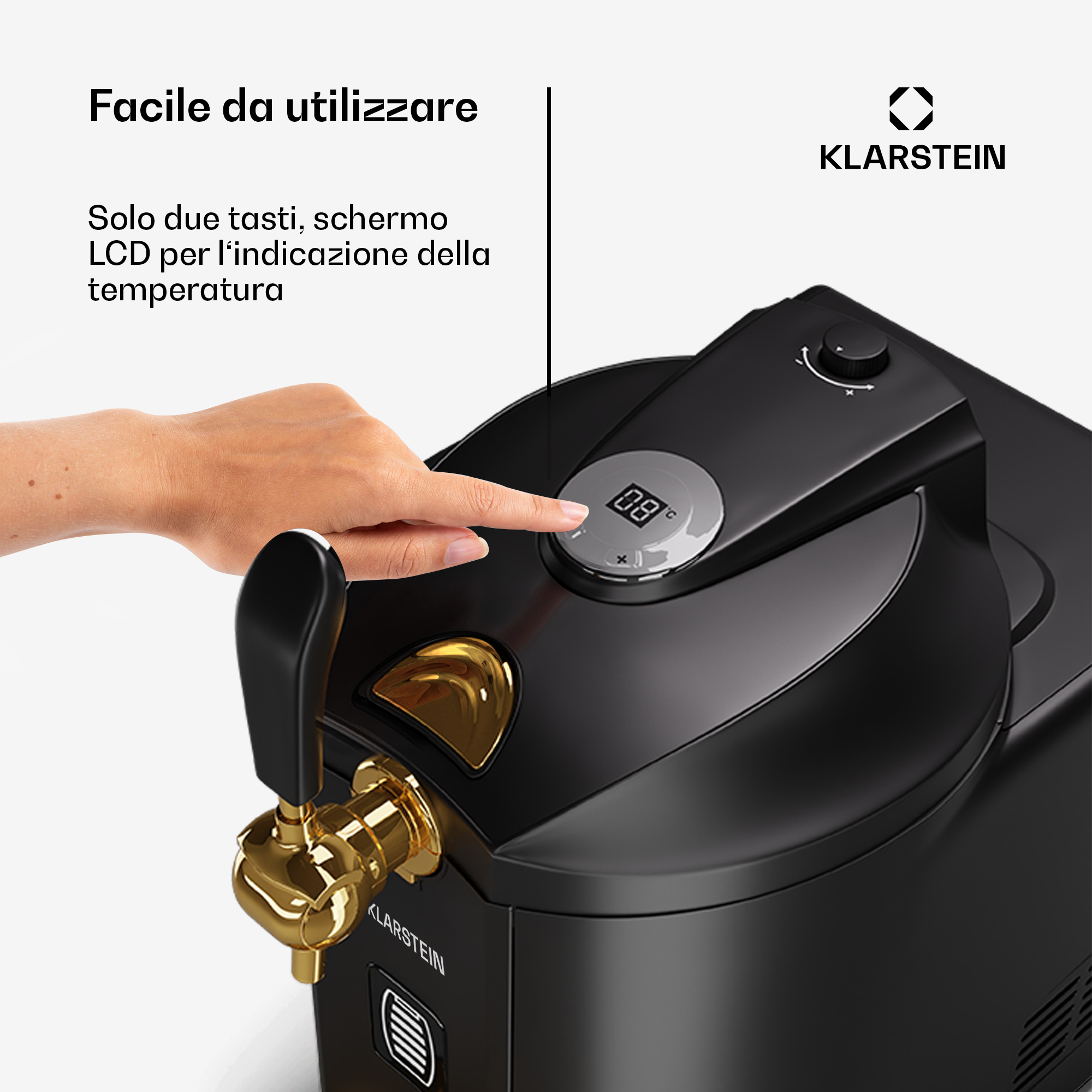 Hand drückt Knopf an schwarzer Klarstein Bierzapfanlage mit LCD-Temperaturanzeige.