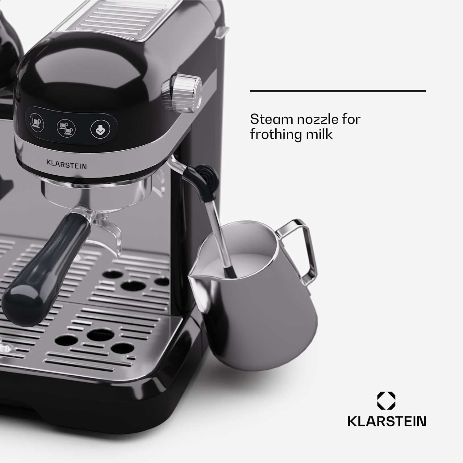 Una macchina da caffè nera con lancia vapore che monta il latte in una lattiera d'argento.