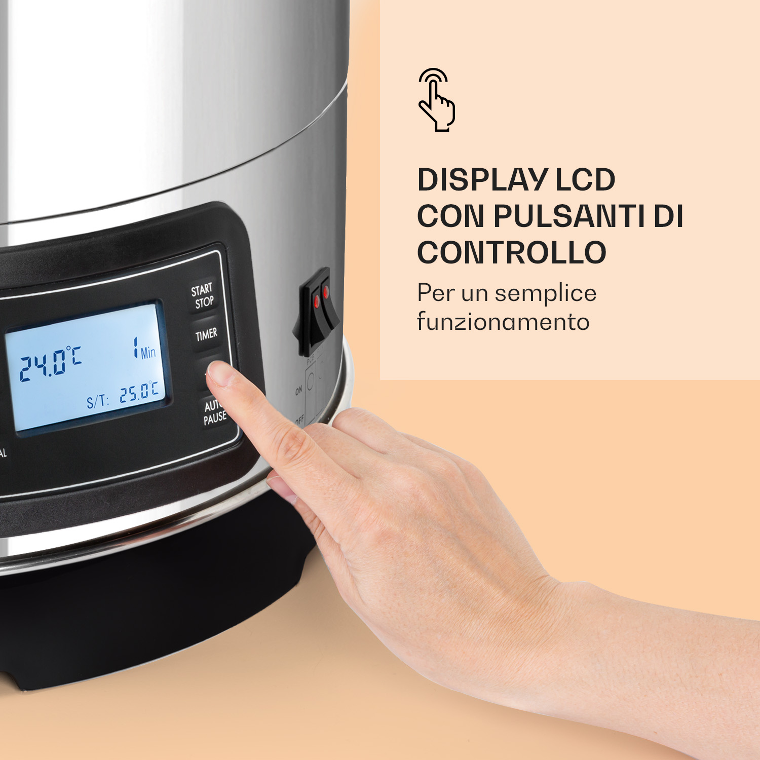 Mano che preme un pulsante sul pannello di controllo LCD di un elettrodomestico in acciaio.