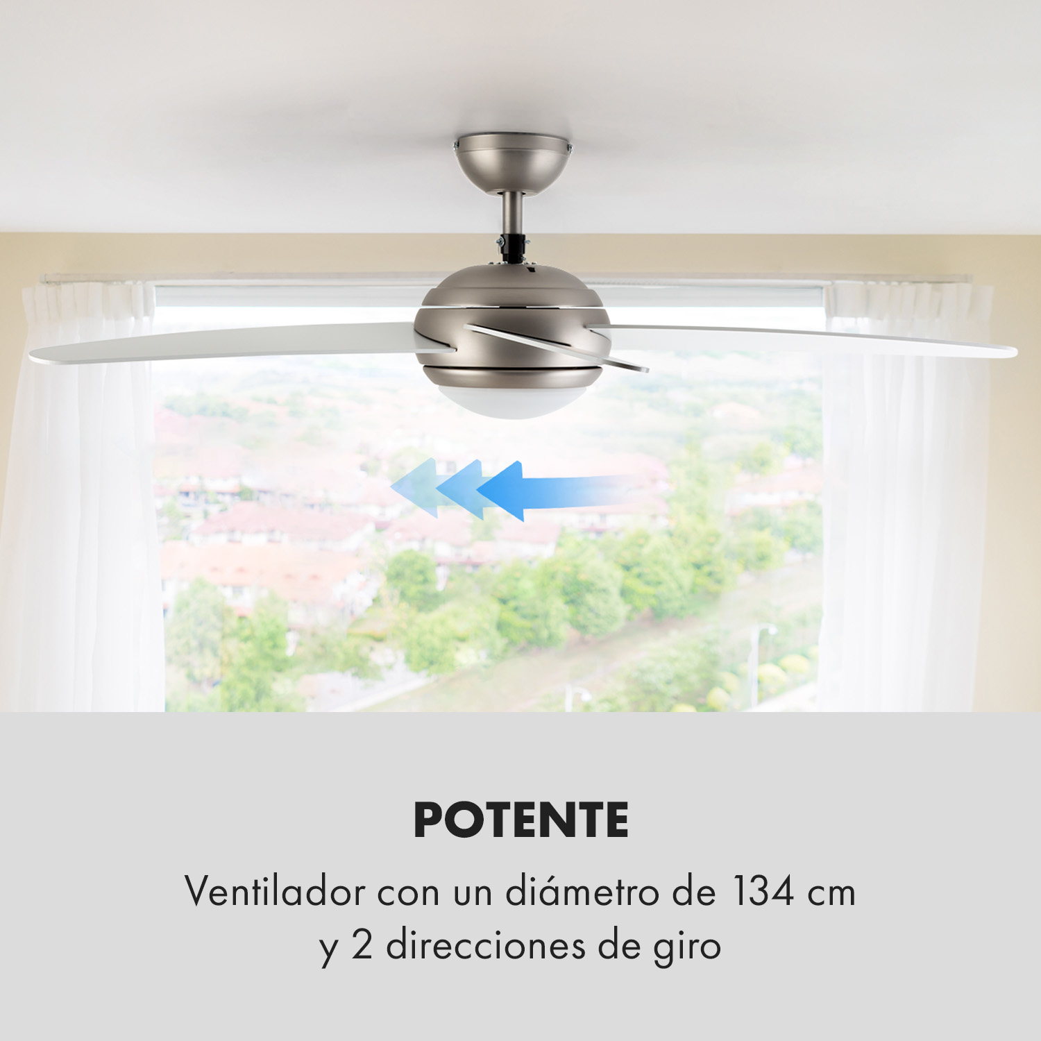 Deckenventilator mit 134 cm Durchmesser und zwei Drehrichtungen vor einem Fenster.