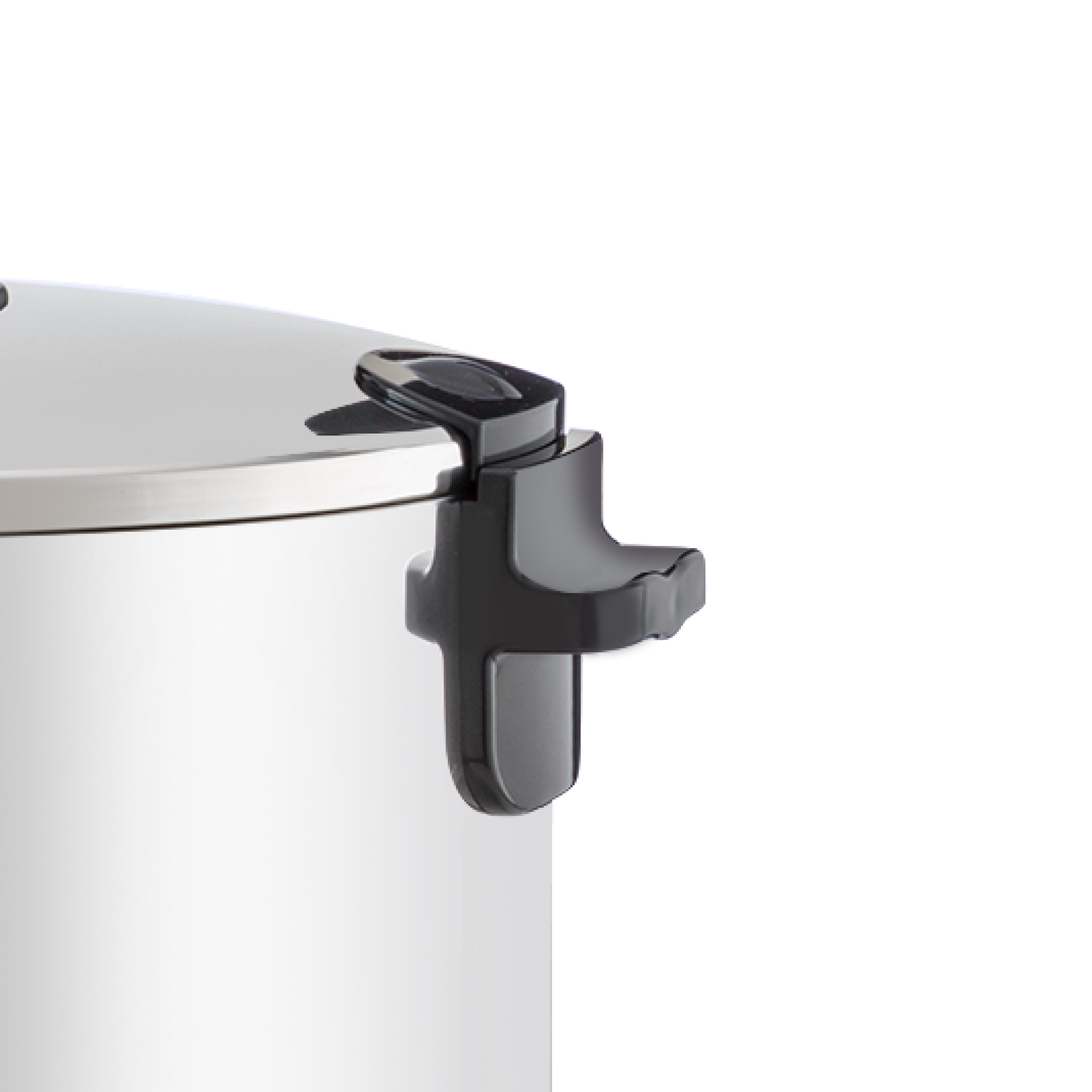 Nahaufnahme eines silbernen Metallkochers mit einem schwarzen Plastikgriff und Deckelverschluss.