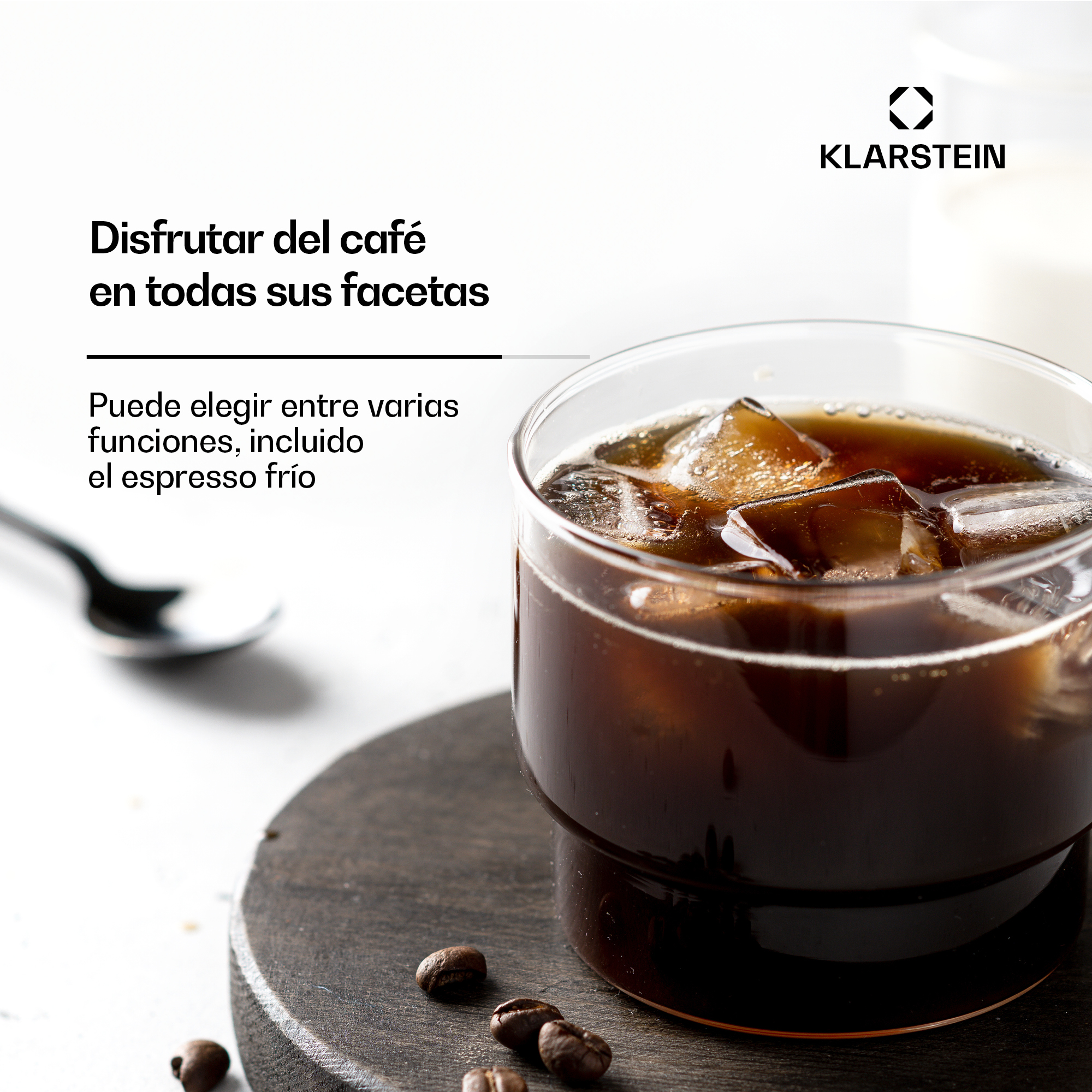 Eisgekühlter Kaffee in einem Glas auf einem Holzbrett mit Kaffeebohnen, spanischer Text und Logo.