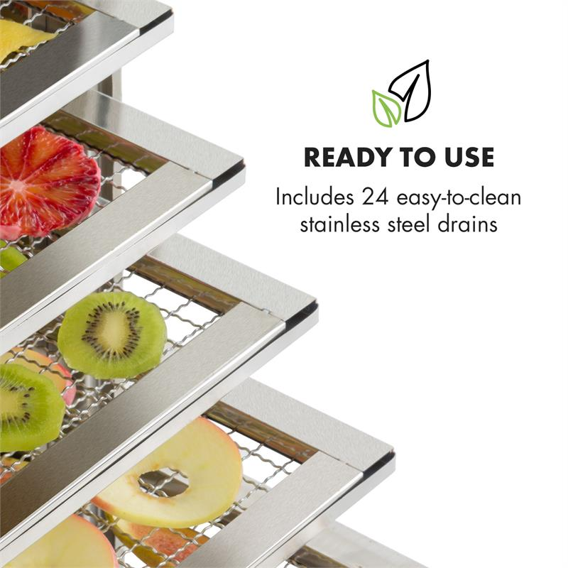 Edelstahltabletts eines Dörrgeräts mit getrockneten Früchten wie Zitrusfrüchten, Kiwi und Apfelringen.