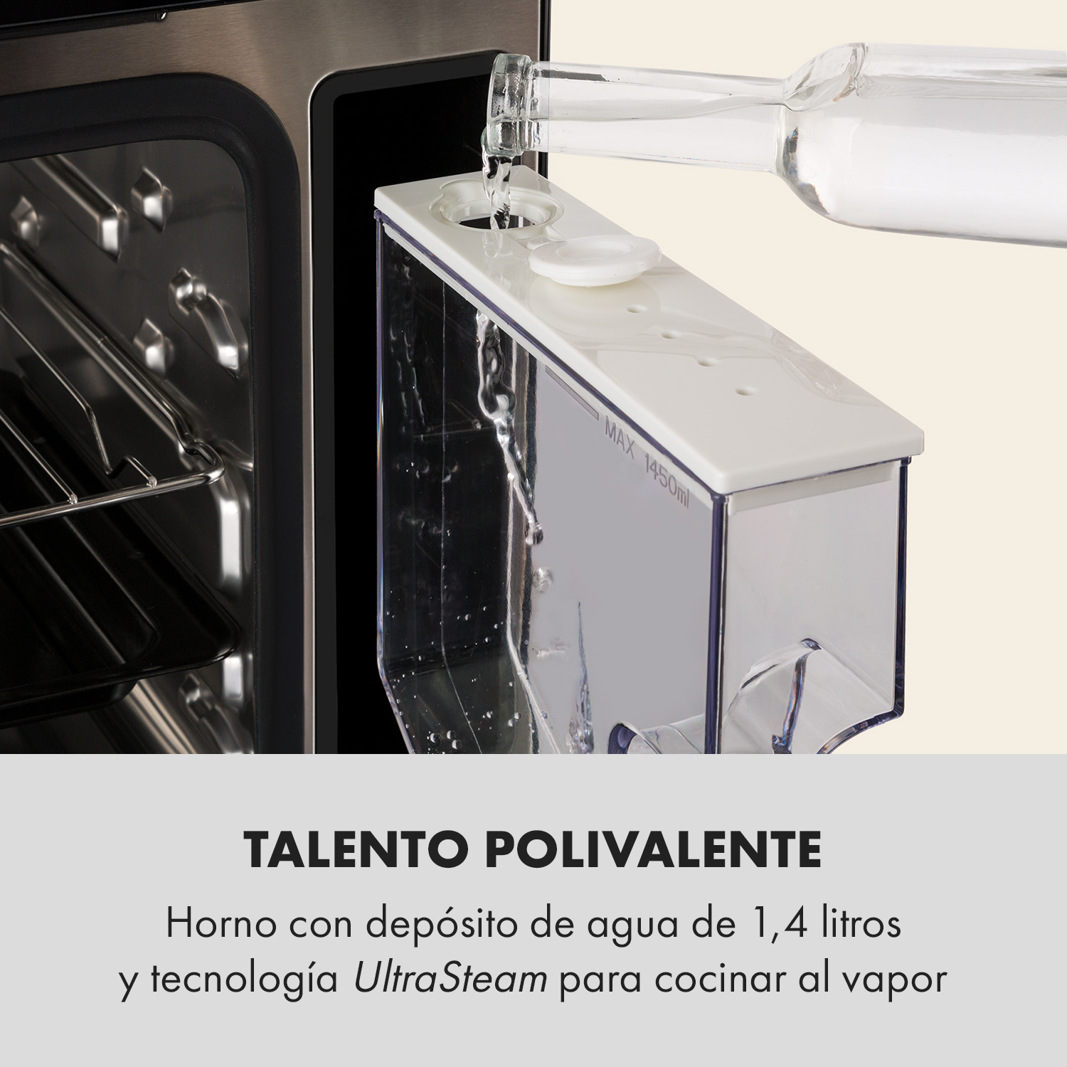 Se vierte agua de una botella en el depósito de agua de un horno de vapor, junto al interior del horno.
