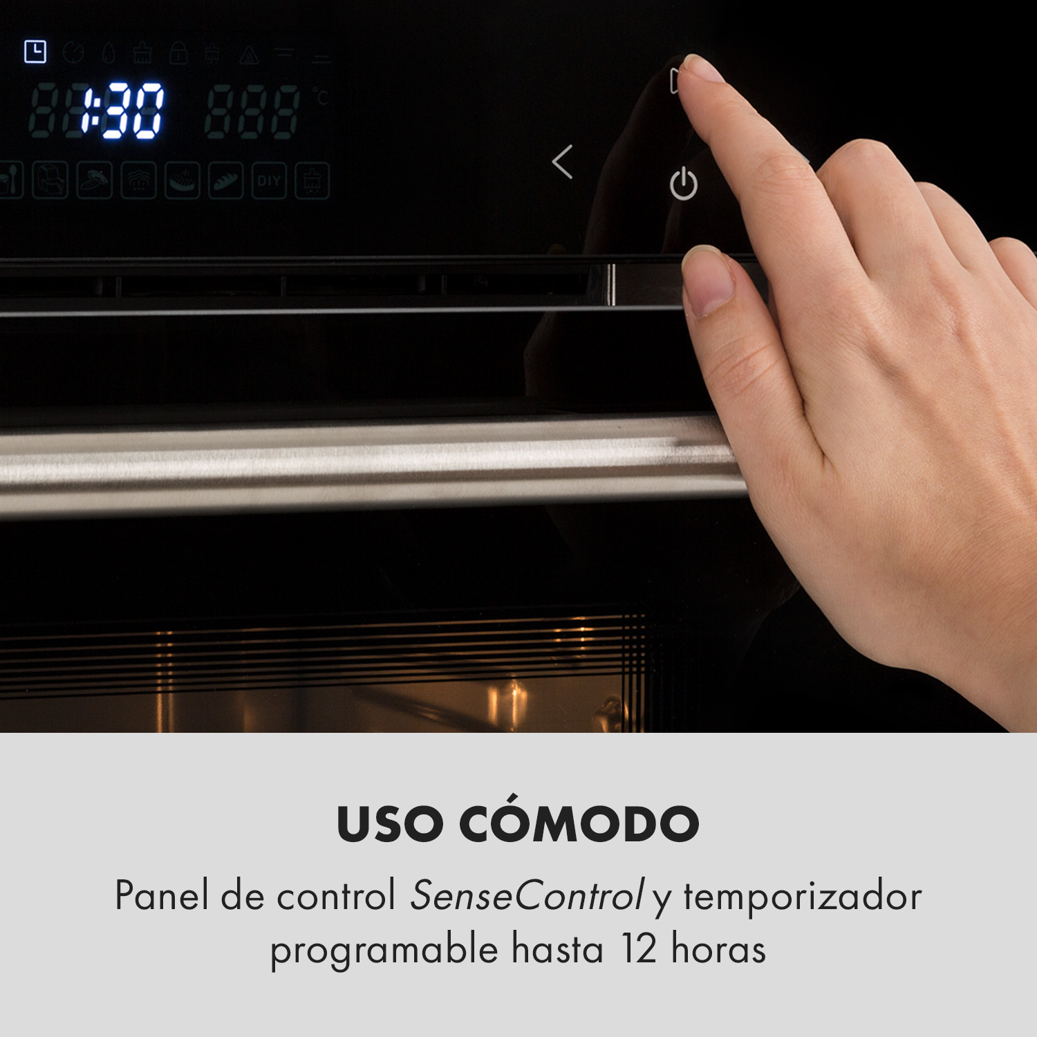 Mano presionando el botón de encendido en el panel táctil de un horno negro.