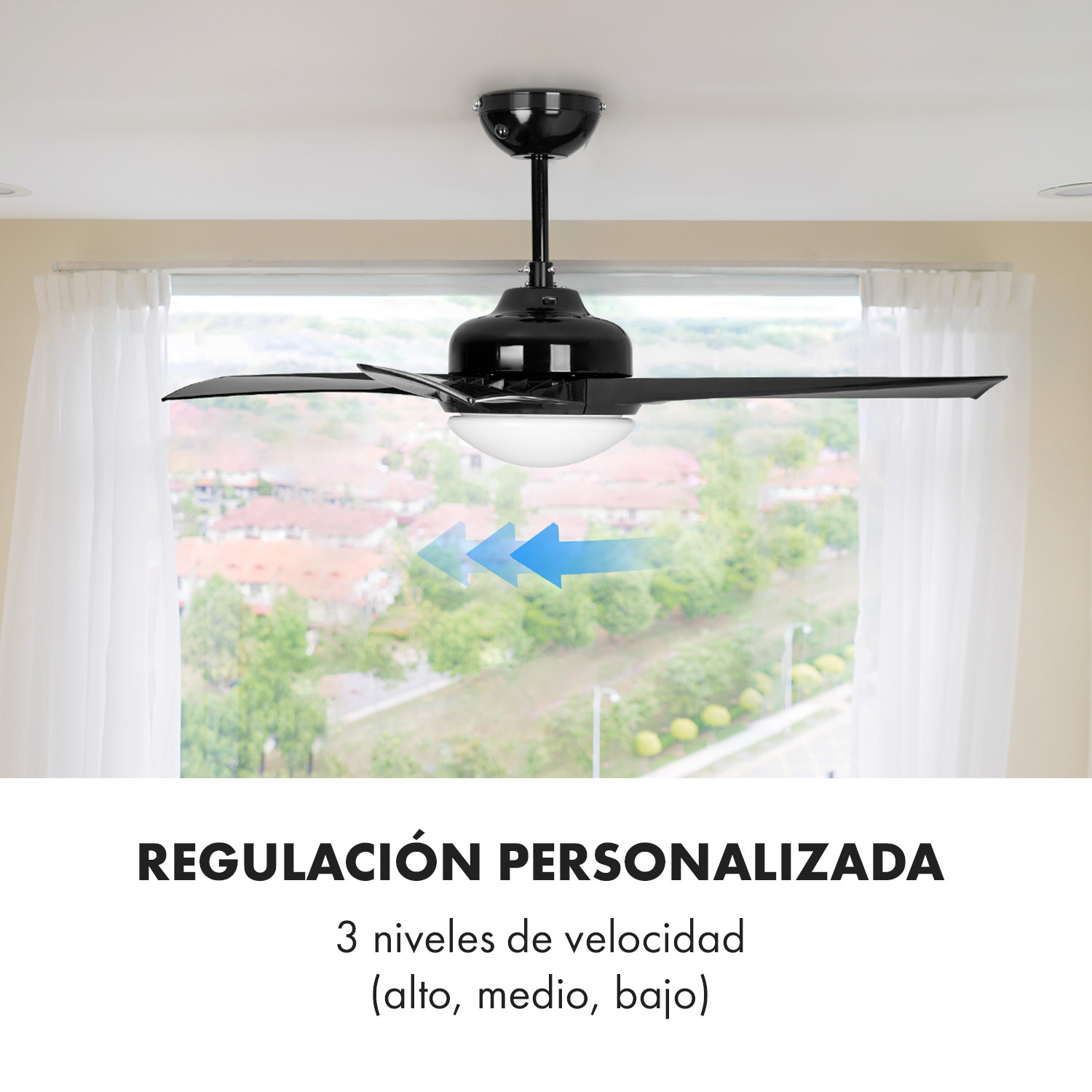 Ein schwarzer Deckenventilator mit Lampe vor einem Fenster mit weissen Vorhaengen und Text.