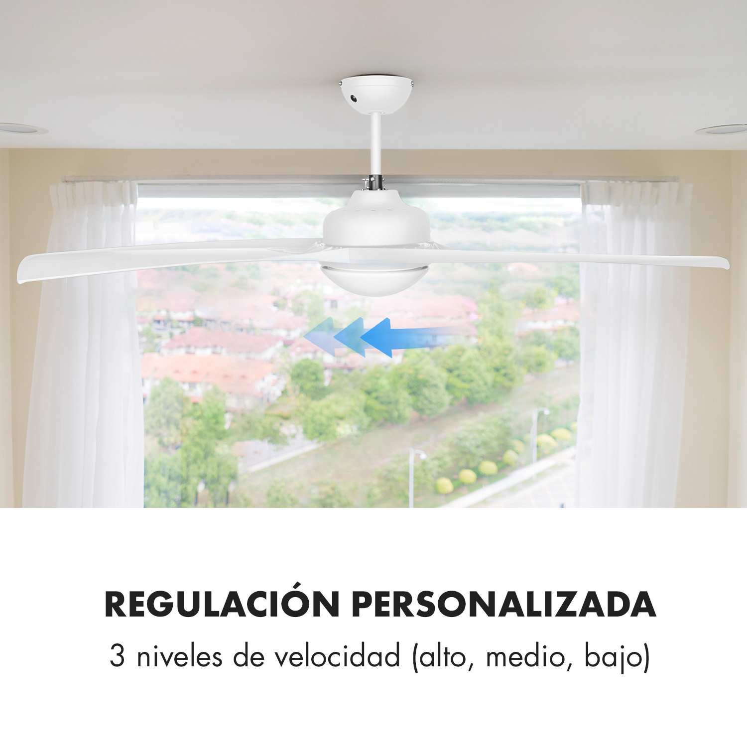 Un ventilador de techo blanco cuelga ante una ventana con cortinas transparentes.