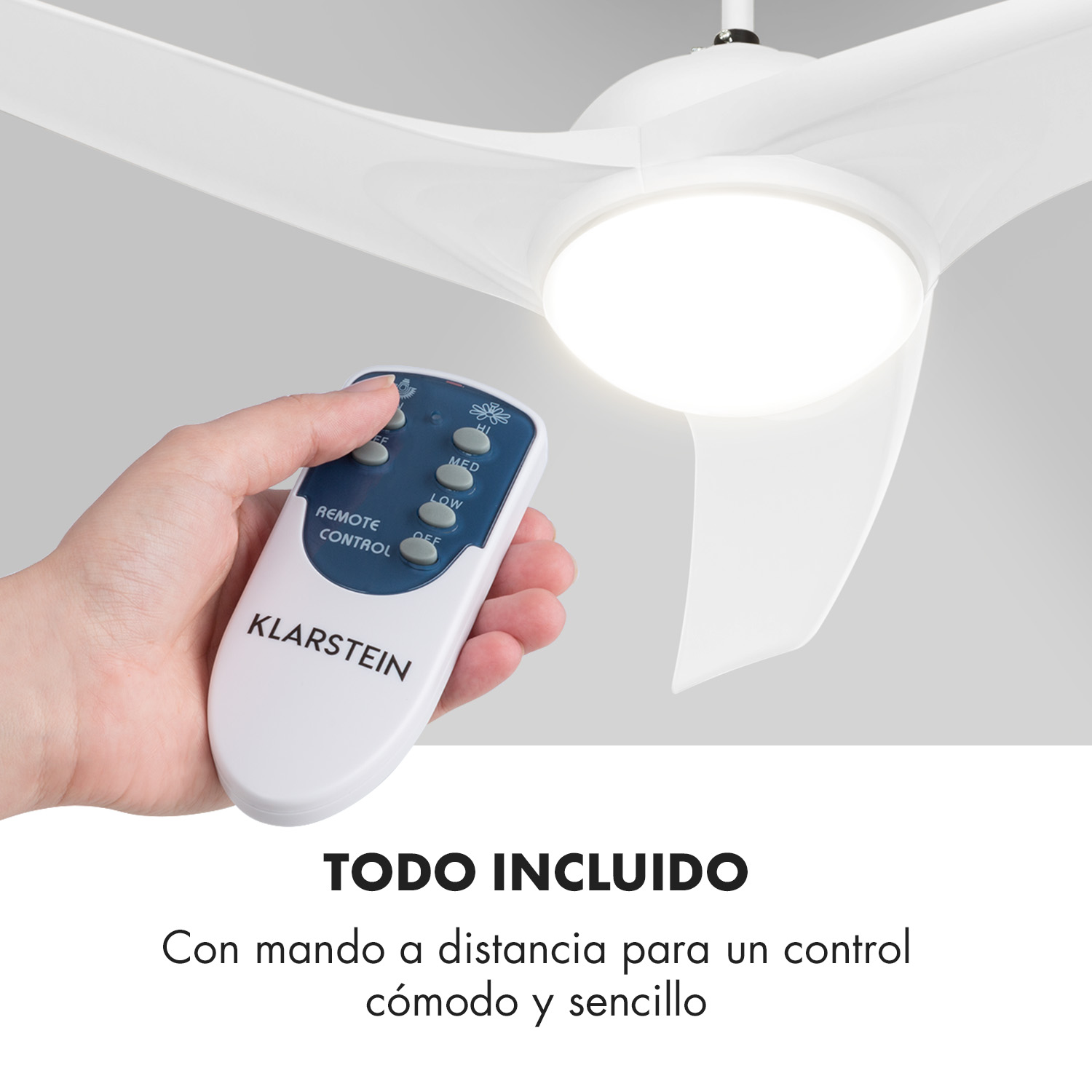 Una mano sostiene un mando a distancia Klarstein apuntando a un ventilador de techo blanco con luz central.