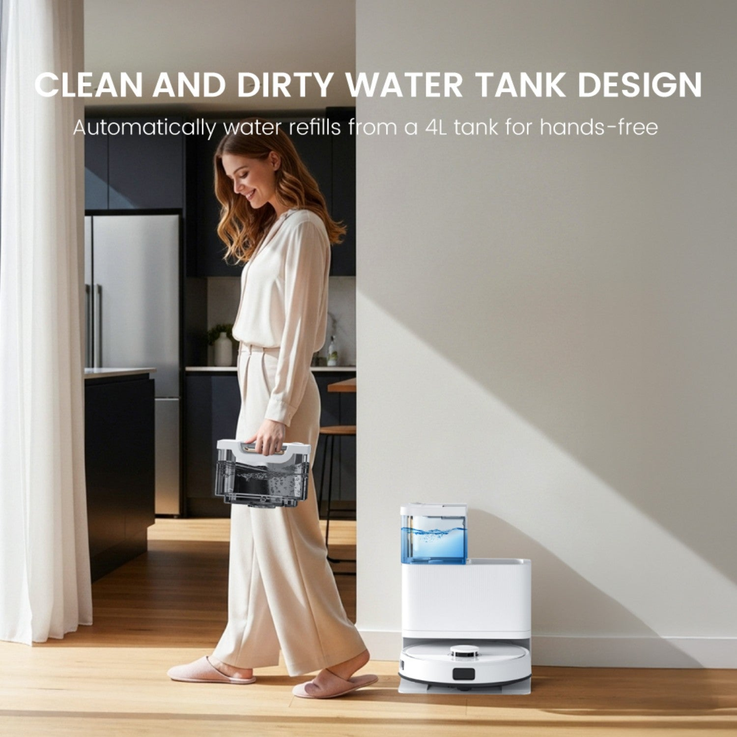 Eine lächelnde Frau hält einen Wassertank in einer Küche.