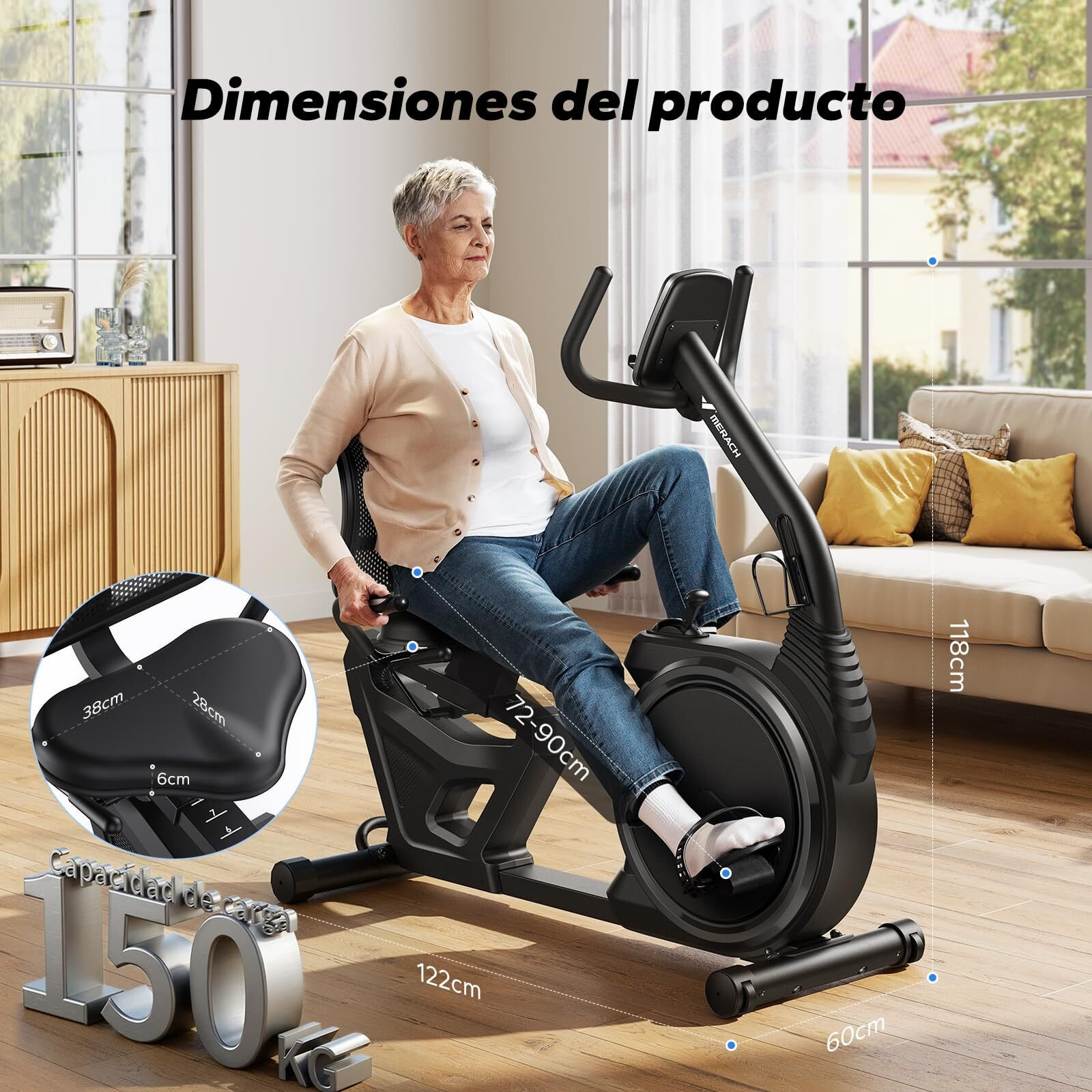 Ältere Frau nutzt einen schwarzen Liegeheimtrainer in einem hellen Wohnzimmer, mit Produktmaßen.