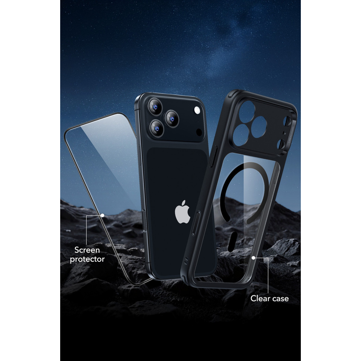 Yıldızlı gece gökyüzü ve kayalıklar önünde ekran koruyucu ve şeffaf kılıflı bir iPhone.
