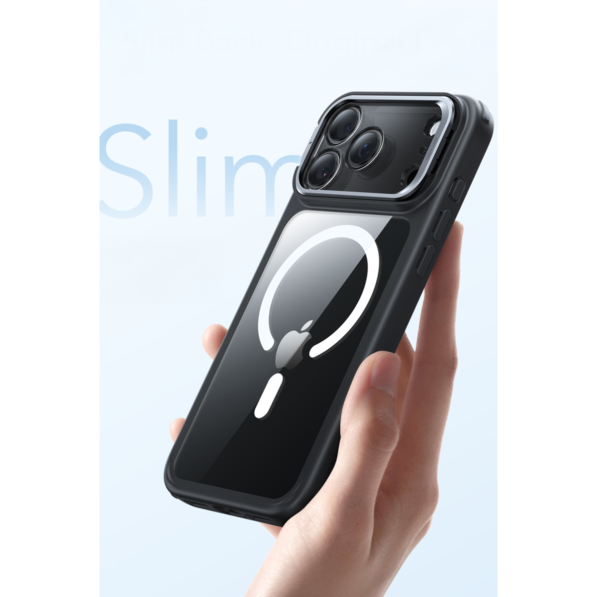 El, Slim yazılı açık renkli arka planda şeffaf MagSafe kılıflı siyah bir akıllı telefon tutuyor.