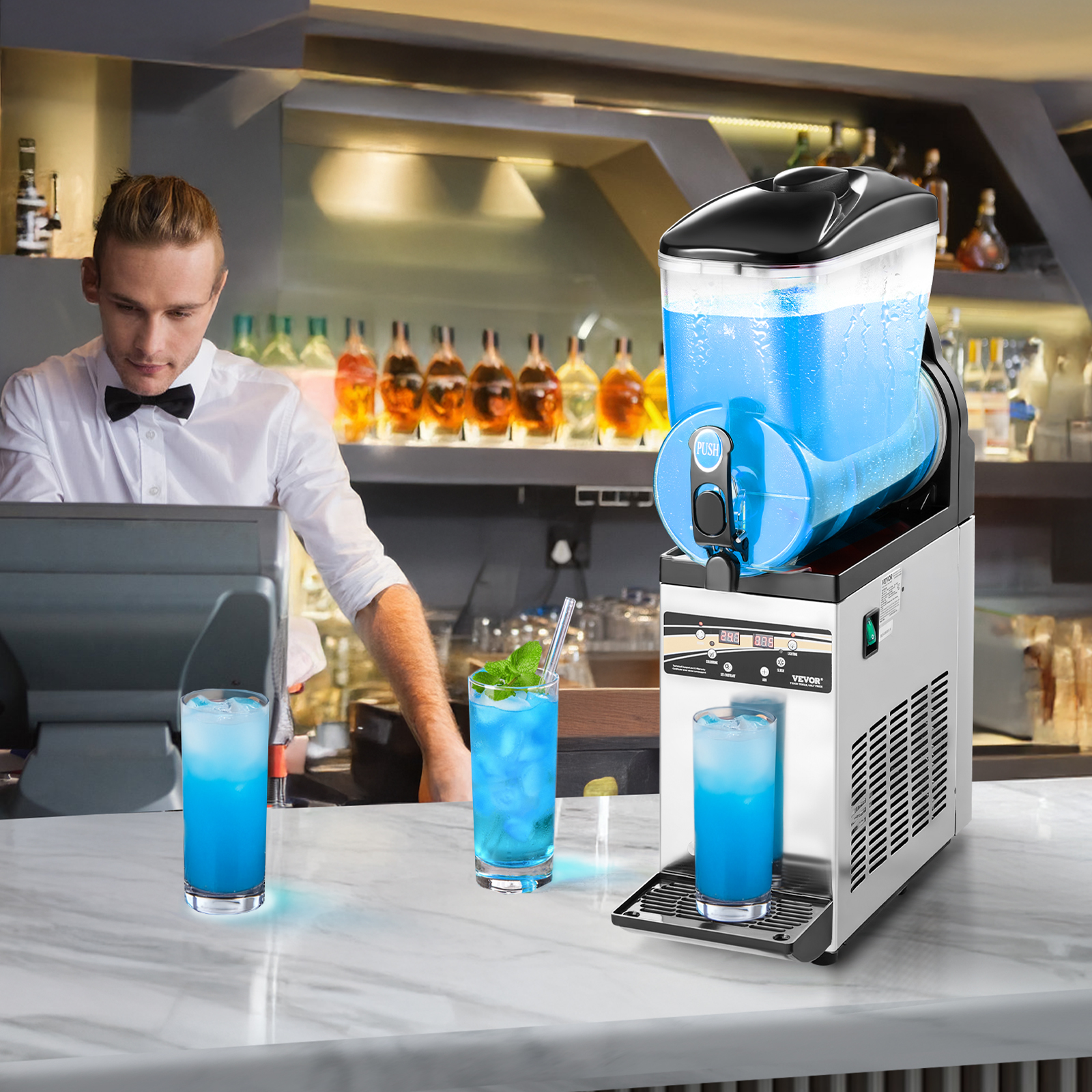 Un barman opera una caja registradora mientras una máquina de granizado azul y cócteles están en el mostrador.