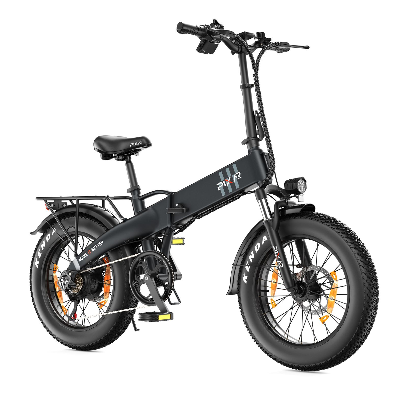 Una bicicleta eléctrica negra con neumáticos gruesos, portaequipajes y letras blancas sobre fondo blanco.