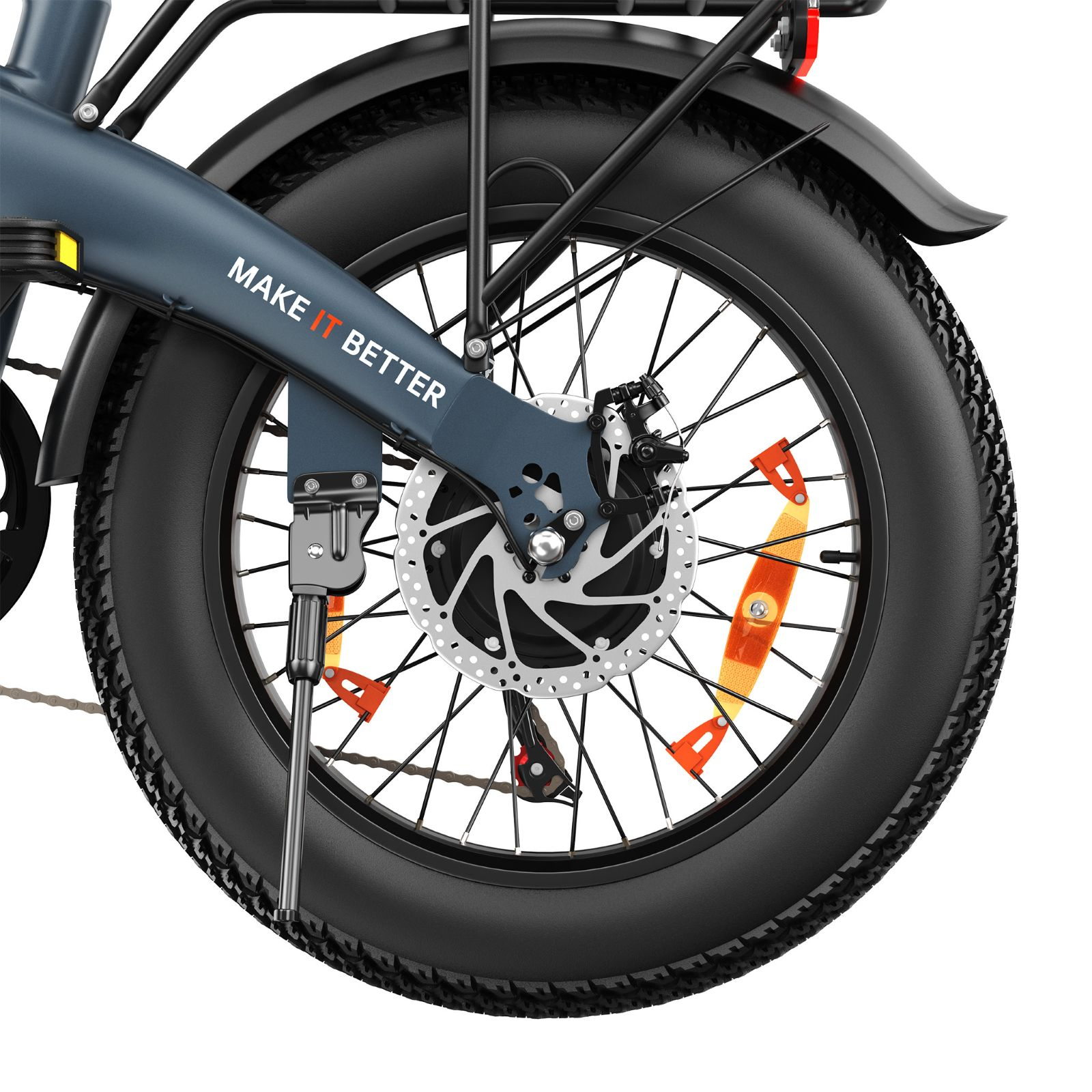 Primer plano de la rueda trasera de una bicicleta eléctrica de rueda ancha con freno de disco y soporte.