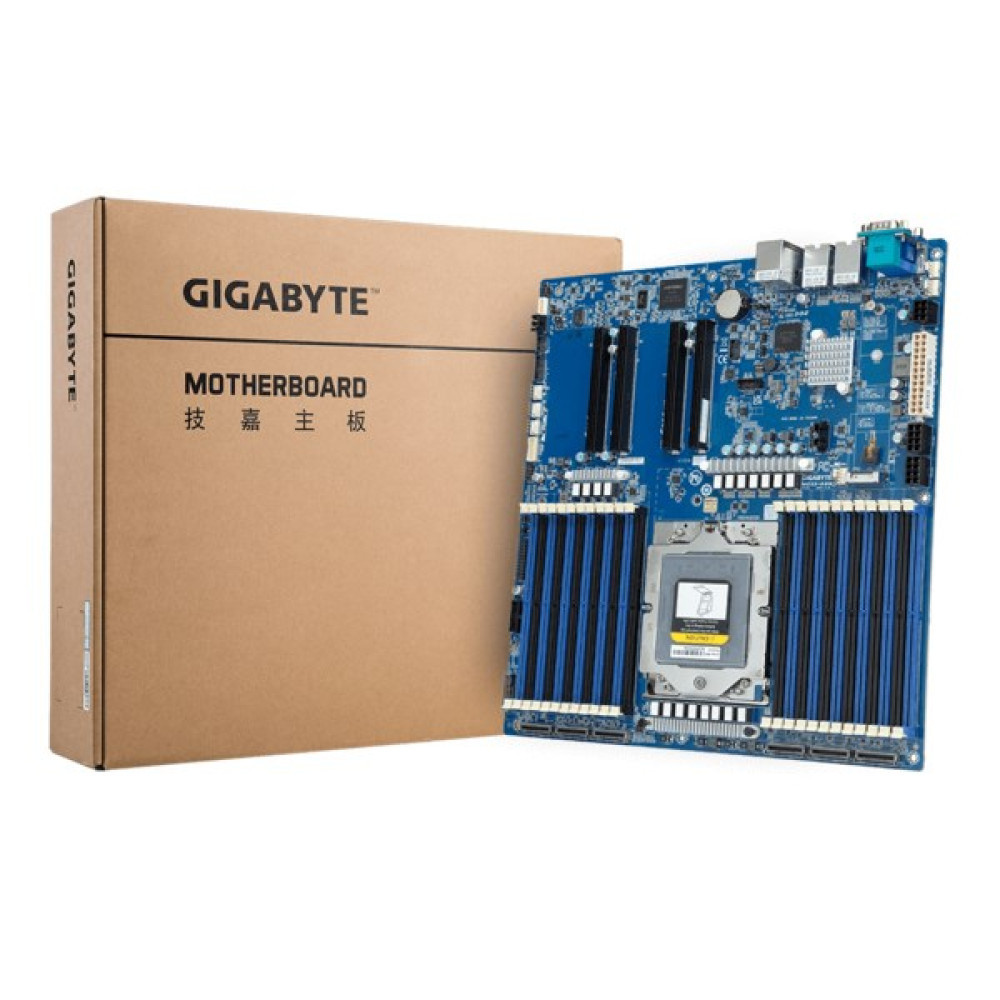 Płyta główna Gigabyte stoi przed brązowym kartonowym pudełkiem na białym tle.