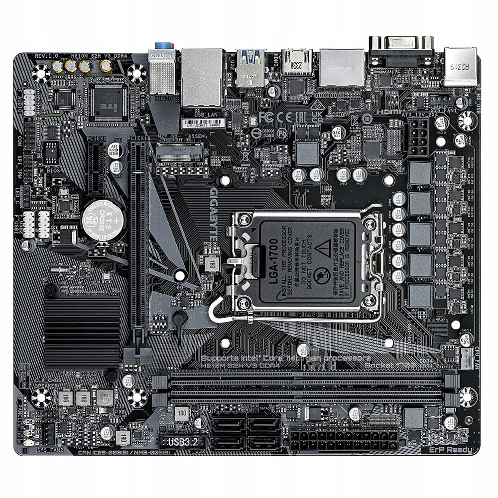 Szczegółowy widok czarnej płyty głównej komputera z gniazdem LGA-1700, slotami RAM i różnymi portami.