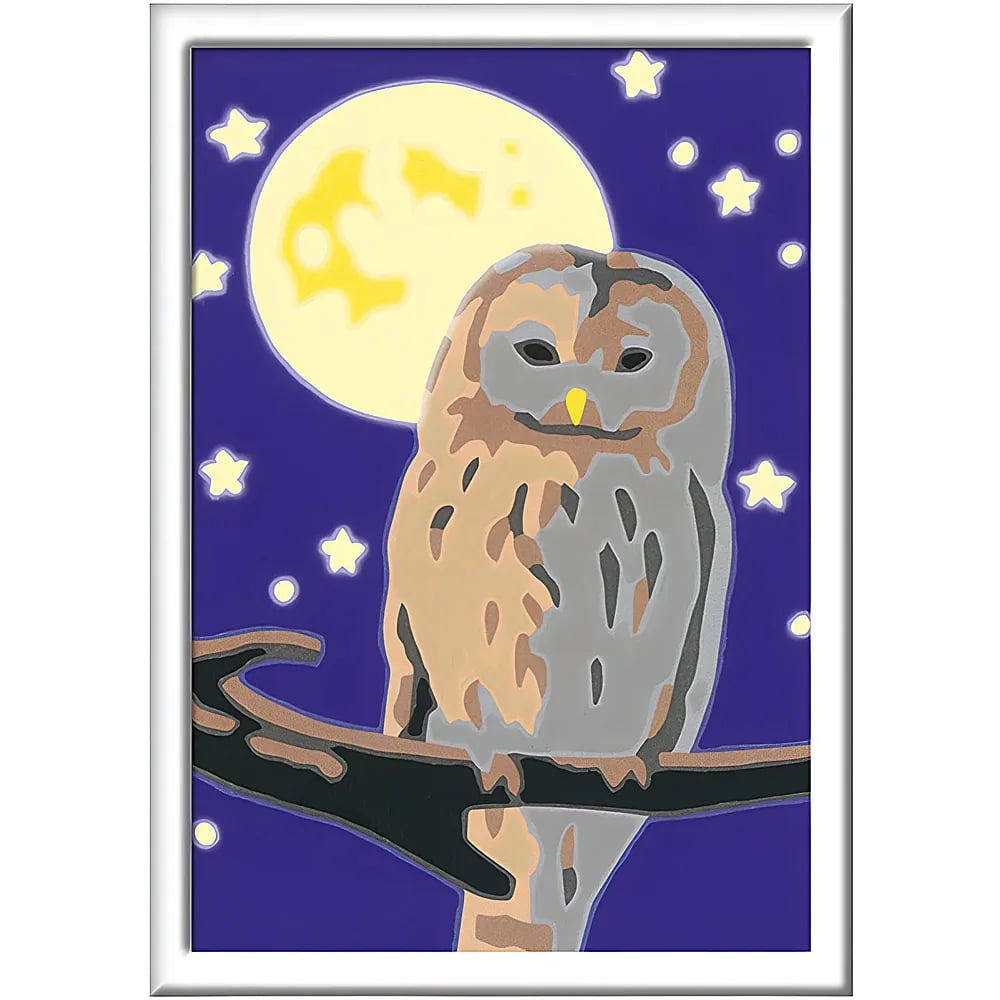 Eine Eule sitzt nachts auf einem Ast vor einem großen Mond und Sternen.