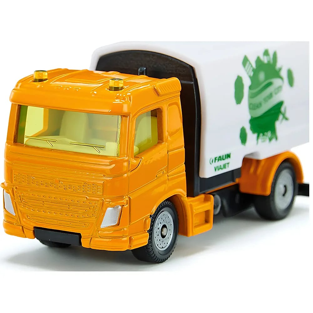 Un camion della spazzatura giocattolo arancione e bianco con grafica verde sull'area di carico su sfondo bianco.