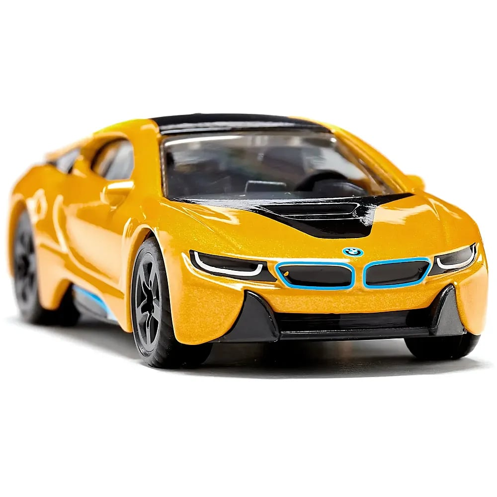 Ein kleines gelbes BMW i8 Spielzeugaute auf weißem Hintergrund.