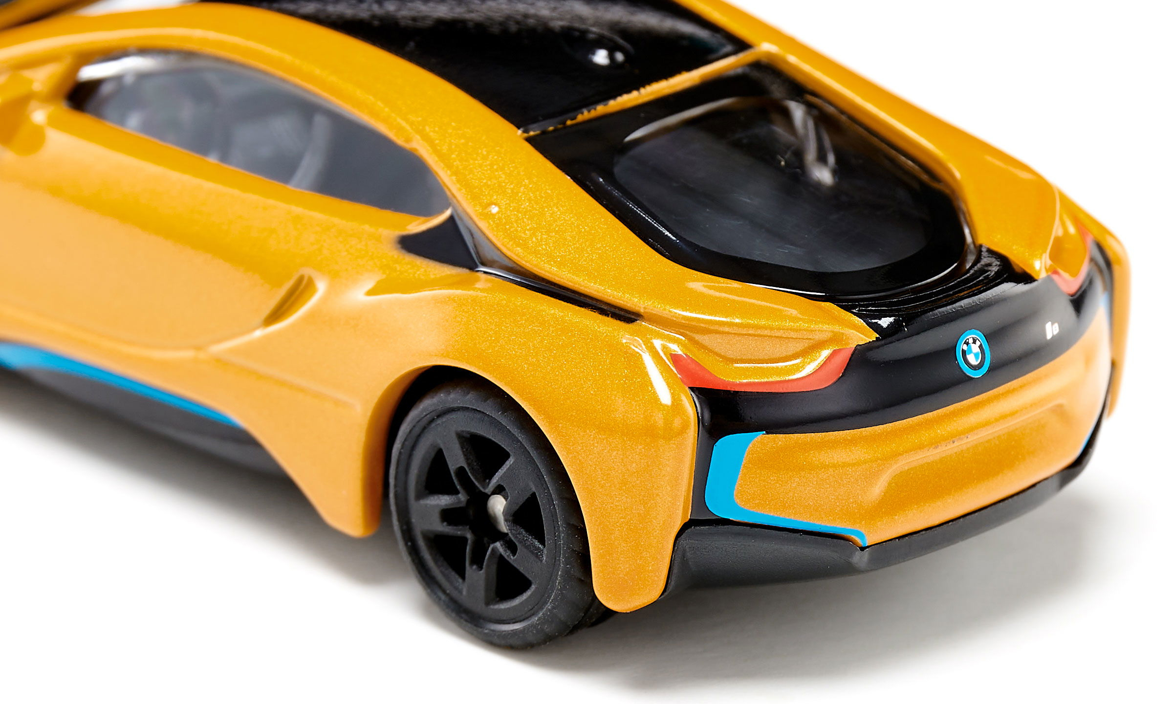 Nahaufnahme eines gelben BMW i8 Spielzeugautos auf weißem Hintergrund.