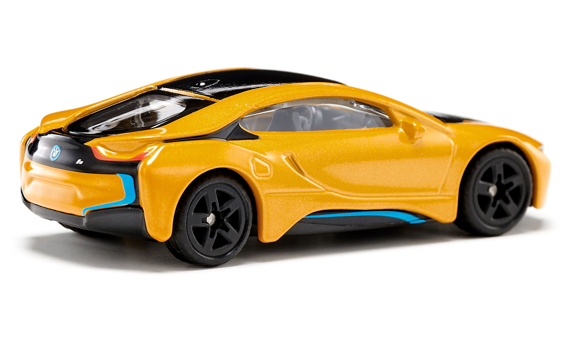 Ein gelbes BMW i8 Spielzeugauto mit schwarzem Dach und blauen Akzenten auf weißem Hintergrund.