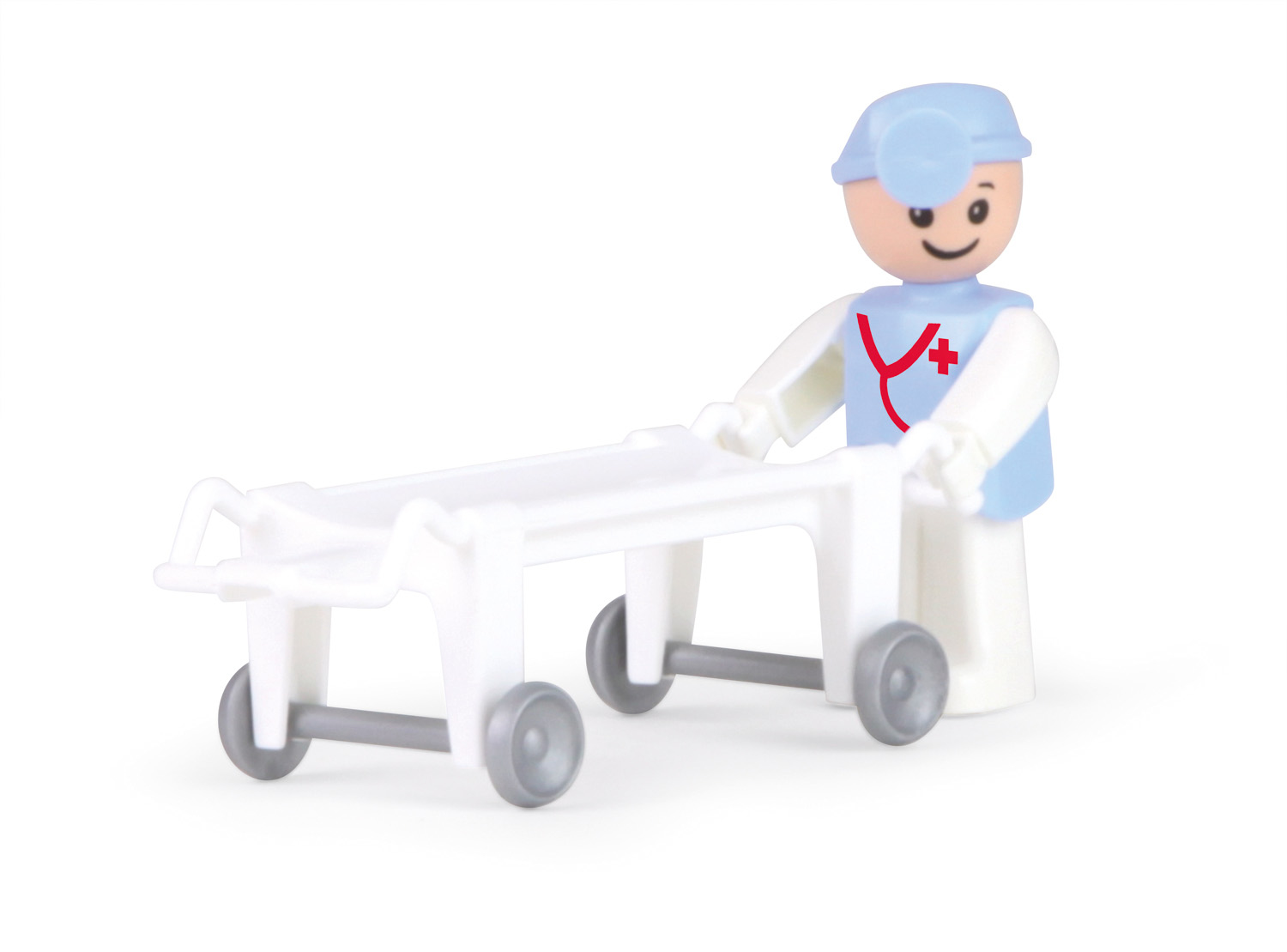 Una statuetta di medico giocattolo spinge una barella d'ospedale bianca su sfondo chiaro.