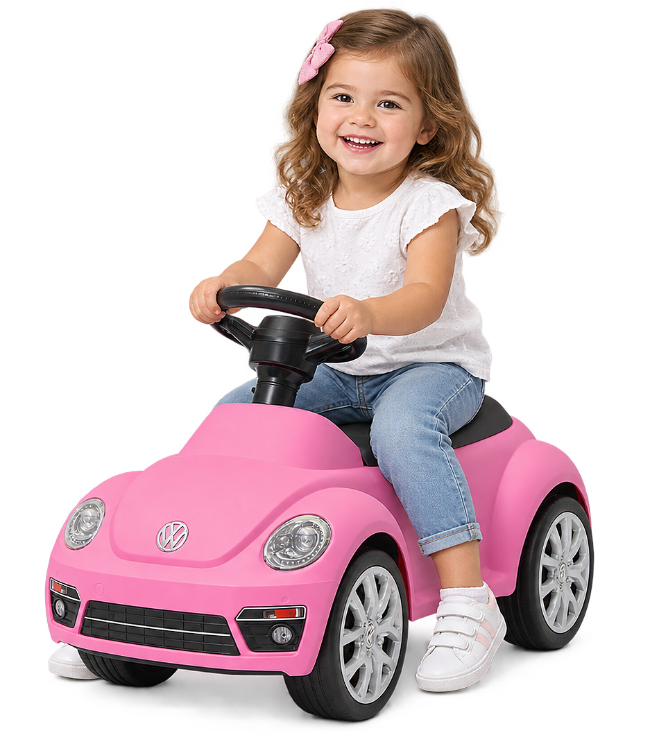 Ein glückliches Mädchen sitzt in einem pinken Spielzeugauto von Volkswagen.
