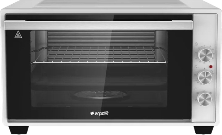 Siyah cam kapaklı ve sağda gümüş renkli kontrol düğmeleri olan beyaz bir mini fırın.
