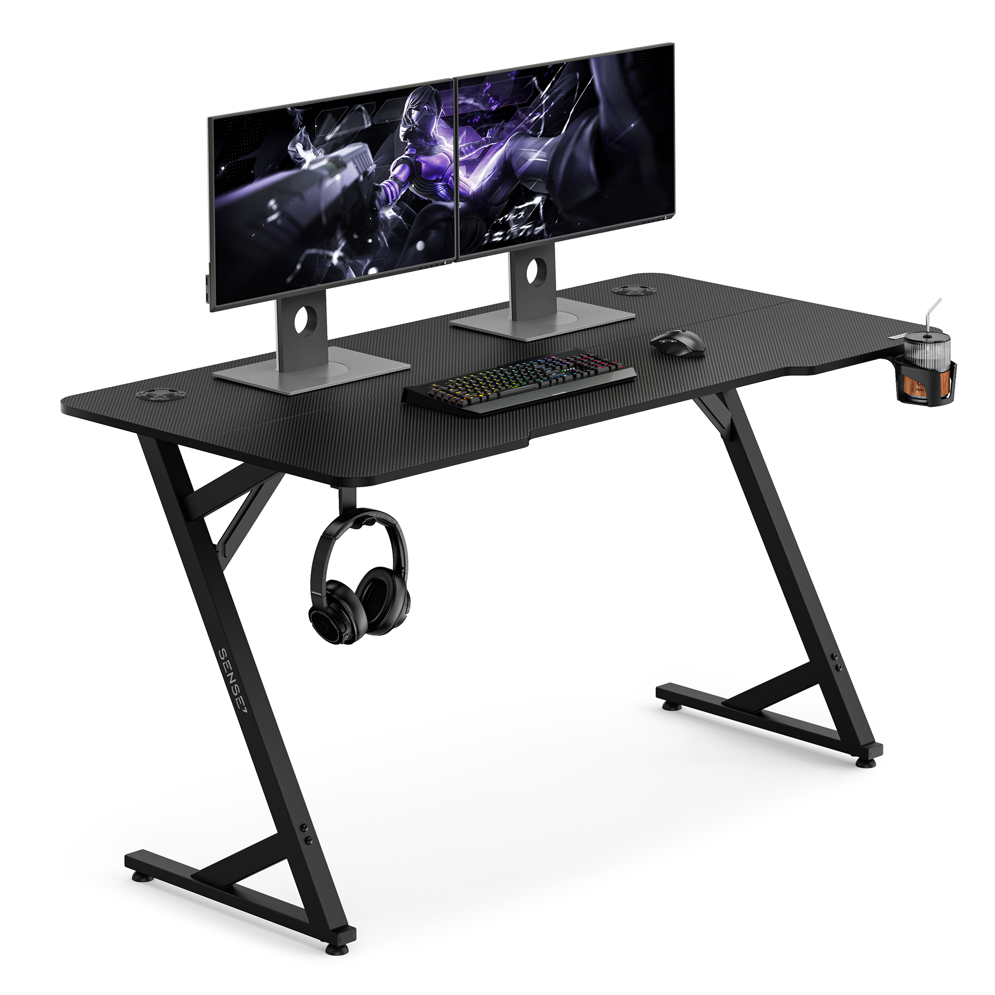 Schwarzer Gaming-Schreibtisch mit zwei Monitoren, Tastatur, Maus, Kopfhörern und Getränkehalter.