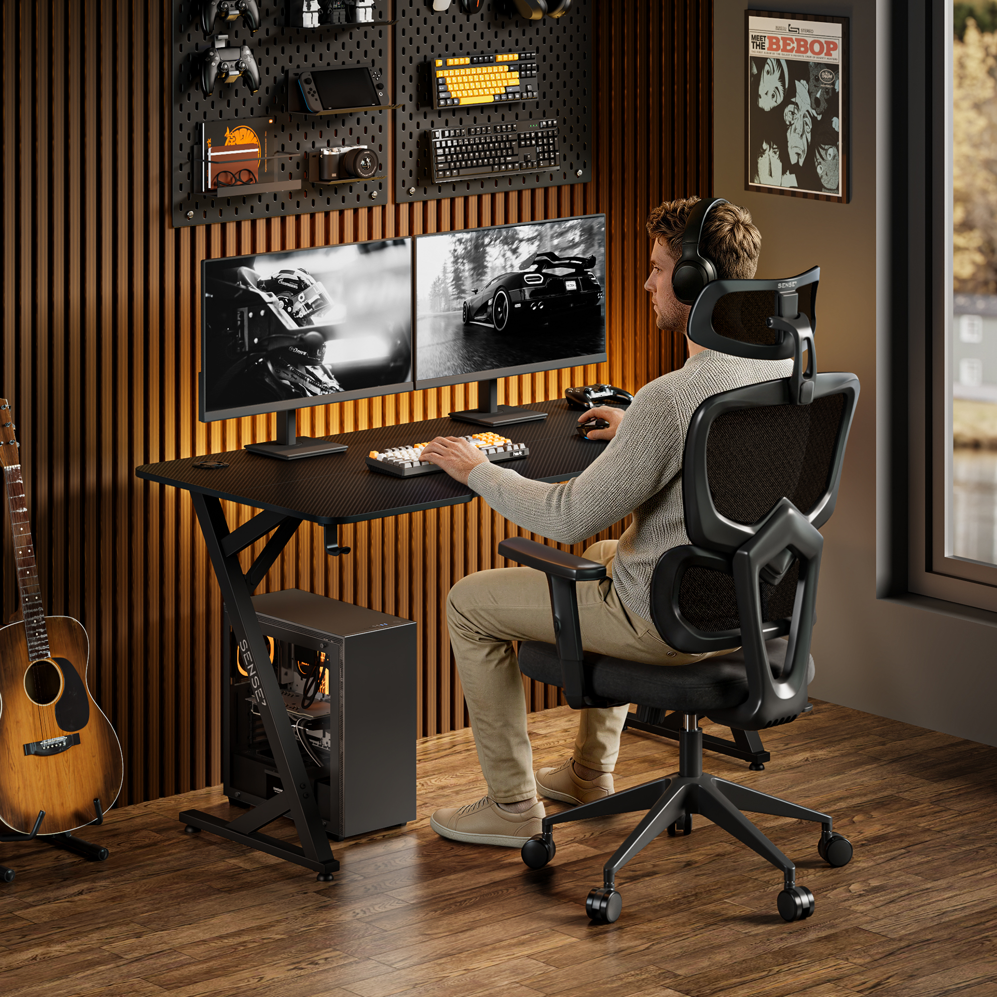 Ein Mann im Gaming-Stuhl spielt Rennspiele an zwei Monitoren, mit Lochwand und Gitarre im Hintergrund.