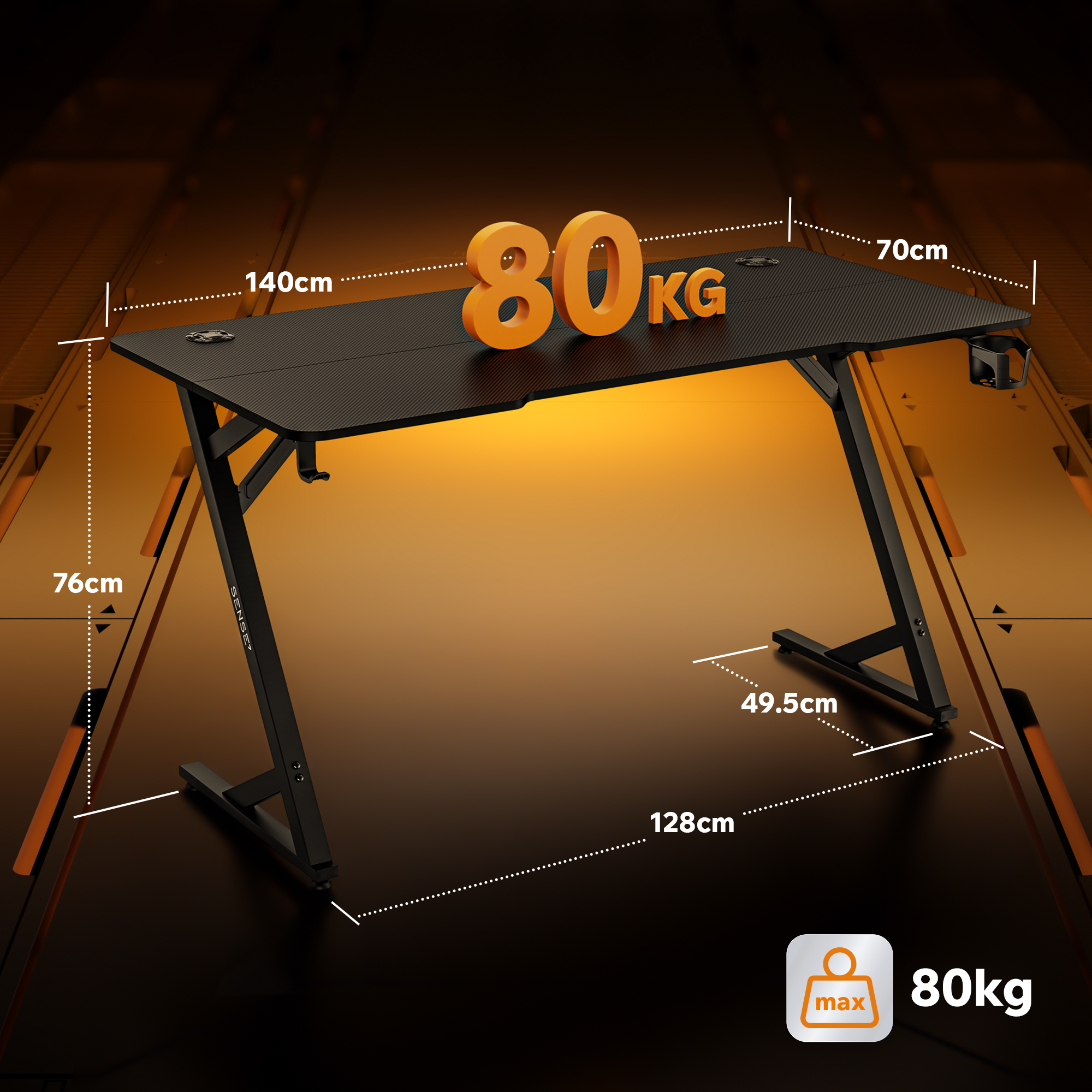 Ein schwarzer Gaming-Schreibtisch mit Maßen 140x70x76cm und 80kg Tragkraft vor orangem Hintergrund.