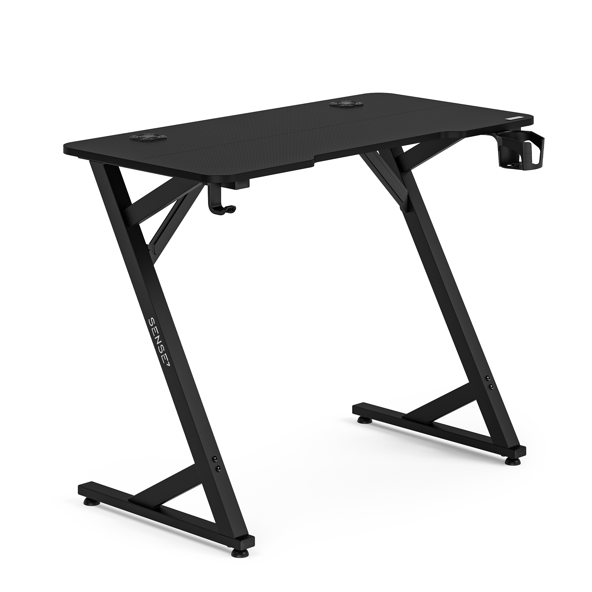 Ein schwarzer Gaming-Schreibtisch mit Z-förmigen Beinen, Getränkehalter und Headset-Halter auf weißem Hintergrund.
