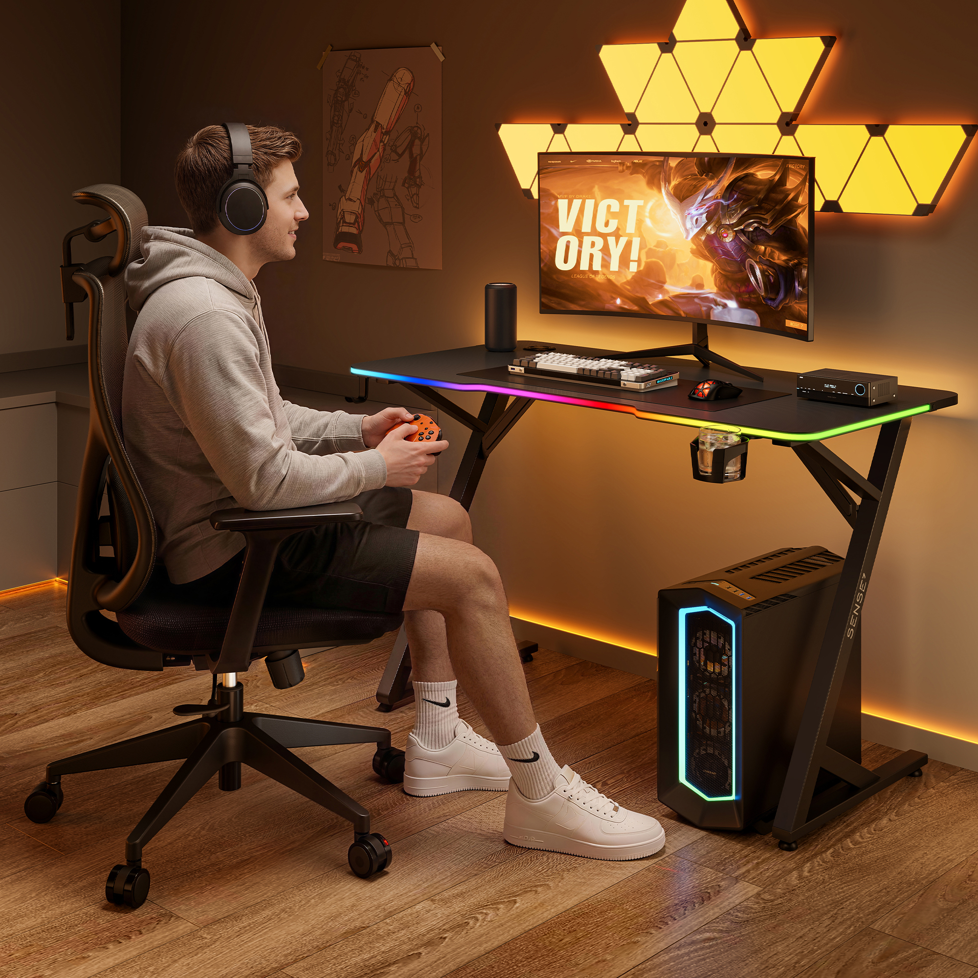 Ein junger Mann sitzt in einem Gaming-Stuhl und spielt ein Videospiel auf einem beleuchteten Schreibtisch.