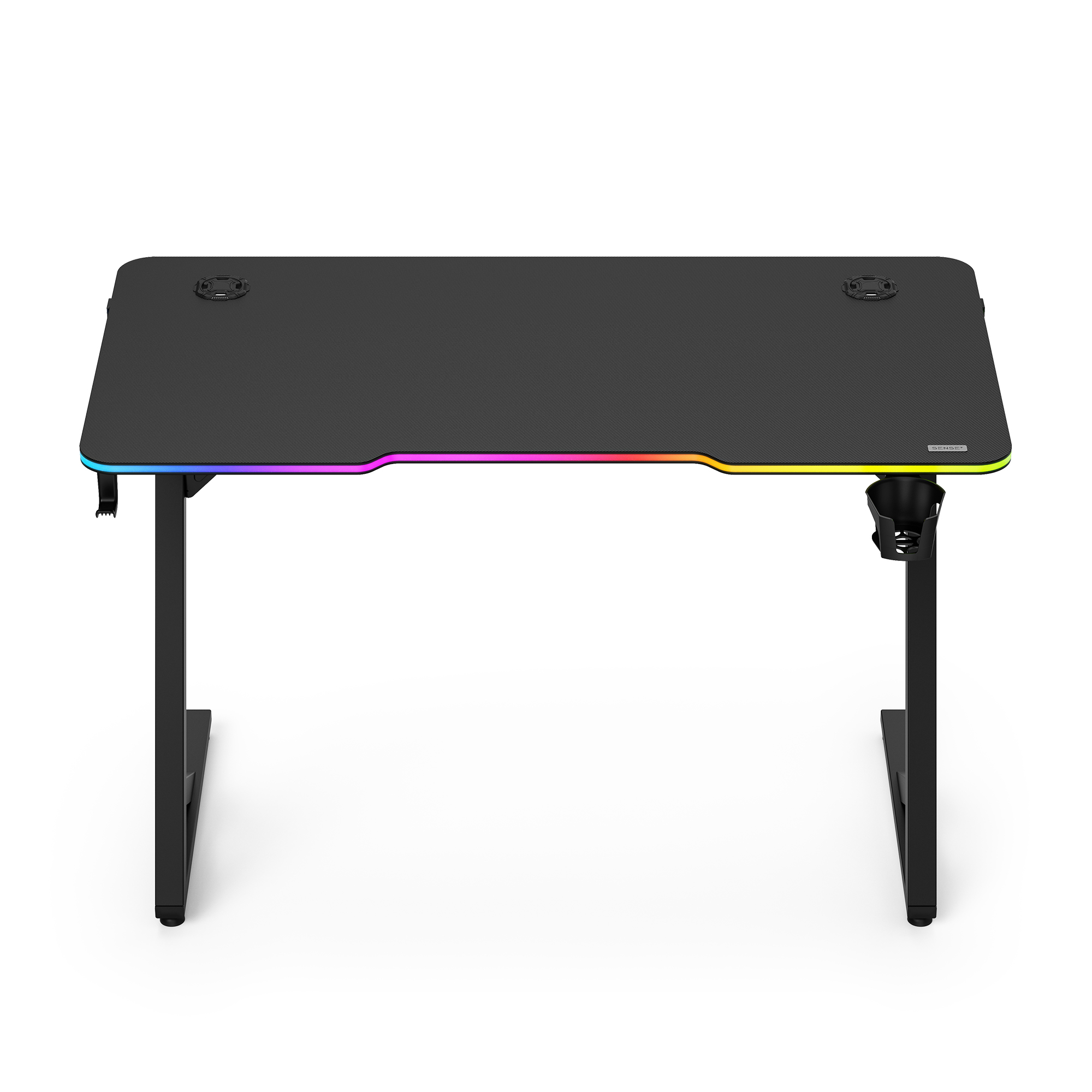 Ein schwarzer Gaming-Schreibtisch mit RGB-Beleuchtung vorne, zwei Kabeldurchführungen und einem angebrachten Getränkehalter.