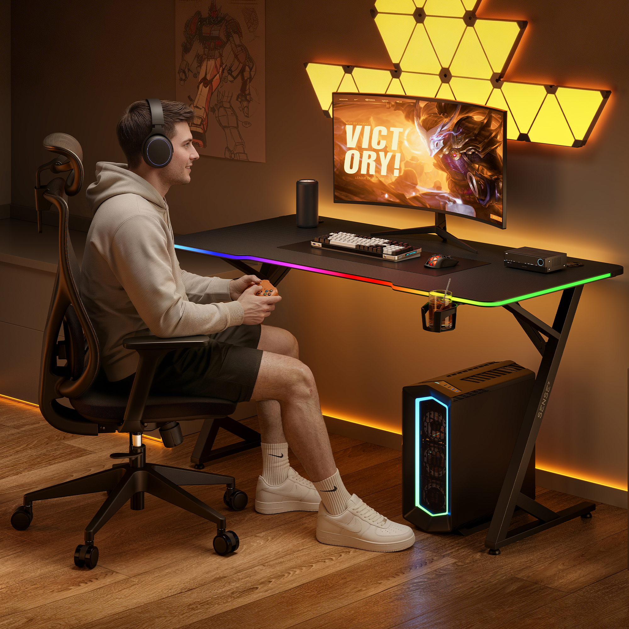 Ein junger Mann sitzt in einem Gaming-Stuhl und spielt ein Videospiel auf einem beleuchteten Schreibtisch.