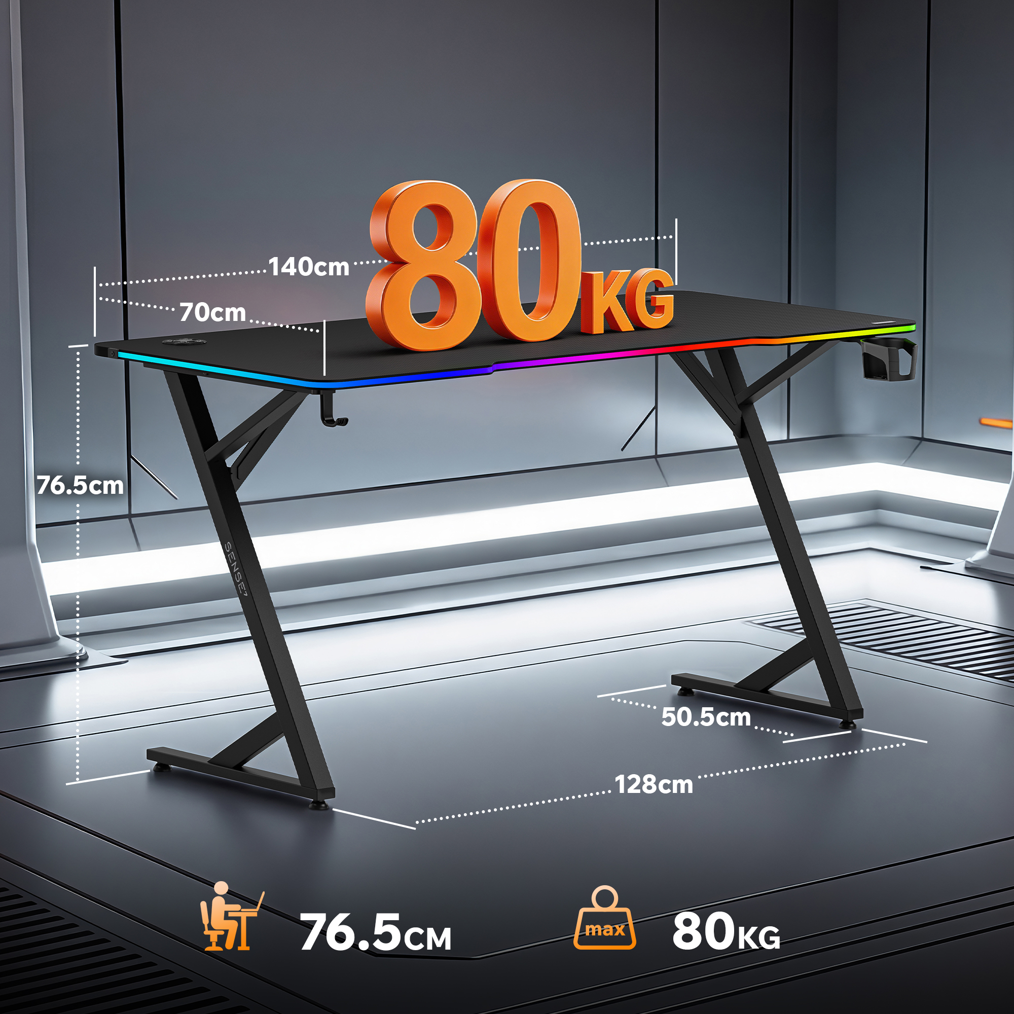 Ein schwarzer Gaming-Schreibtisch mit Maßen und einem 80kg-Gewichtslimit-Symbol in einem futuristischen Raum.