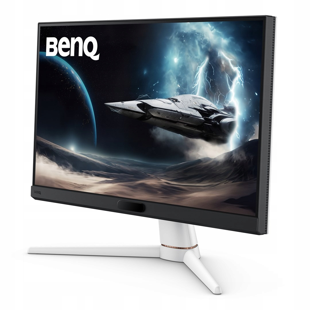 Czarny monitor BenQ na białej podstawie wyświetla kosmiczny pejzaż ze statkiem i błyskawicami.
