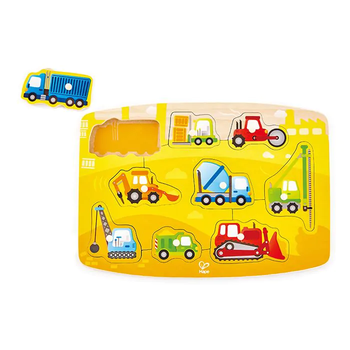 Rompecabezas de madera con vehículos de construcción coloridos y ranuras a juego sobre fondo amarillo.
