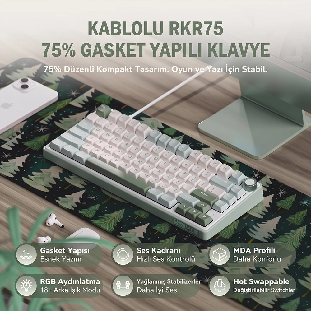Zielona klawiatura mechaniczna na podkładce z motywem choinek, z telefonem, słuchawkami i tureckim tekstem.