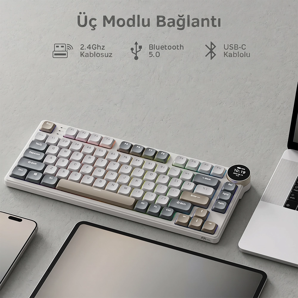Gri ve kahverengi tuşlara sahip beyaz mekanik klavye, gri bir zemin üzerinde dizüstü bilgisayar ve tabletin yanında duruyor.