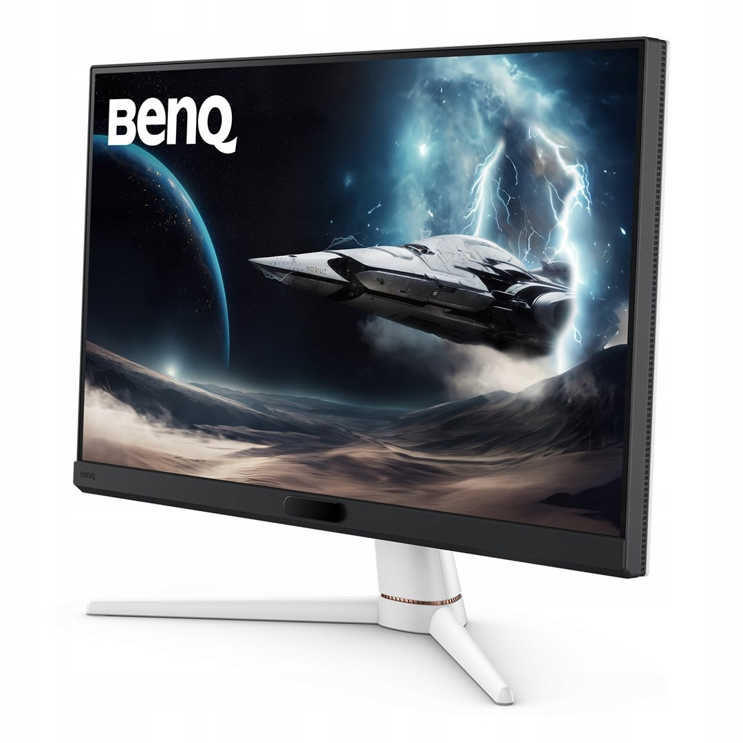 Monitor gamingowy BenQ na białej podstawie wyświetla statek kosmiczny nad planetą z błyskawicami w tle.