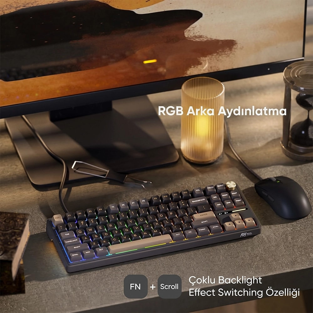 Masada RGB mekanik klavye, fare, lamba ve monitör bulunmaktadır.
