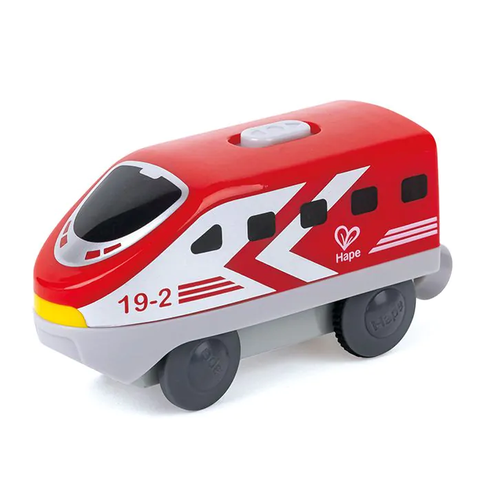 Un trenino giocattolo rosso e bianco con finestrini neri, ruote grigie e il logo Hape su sfondo bianco.