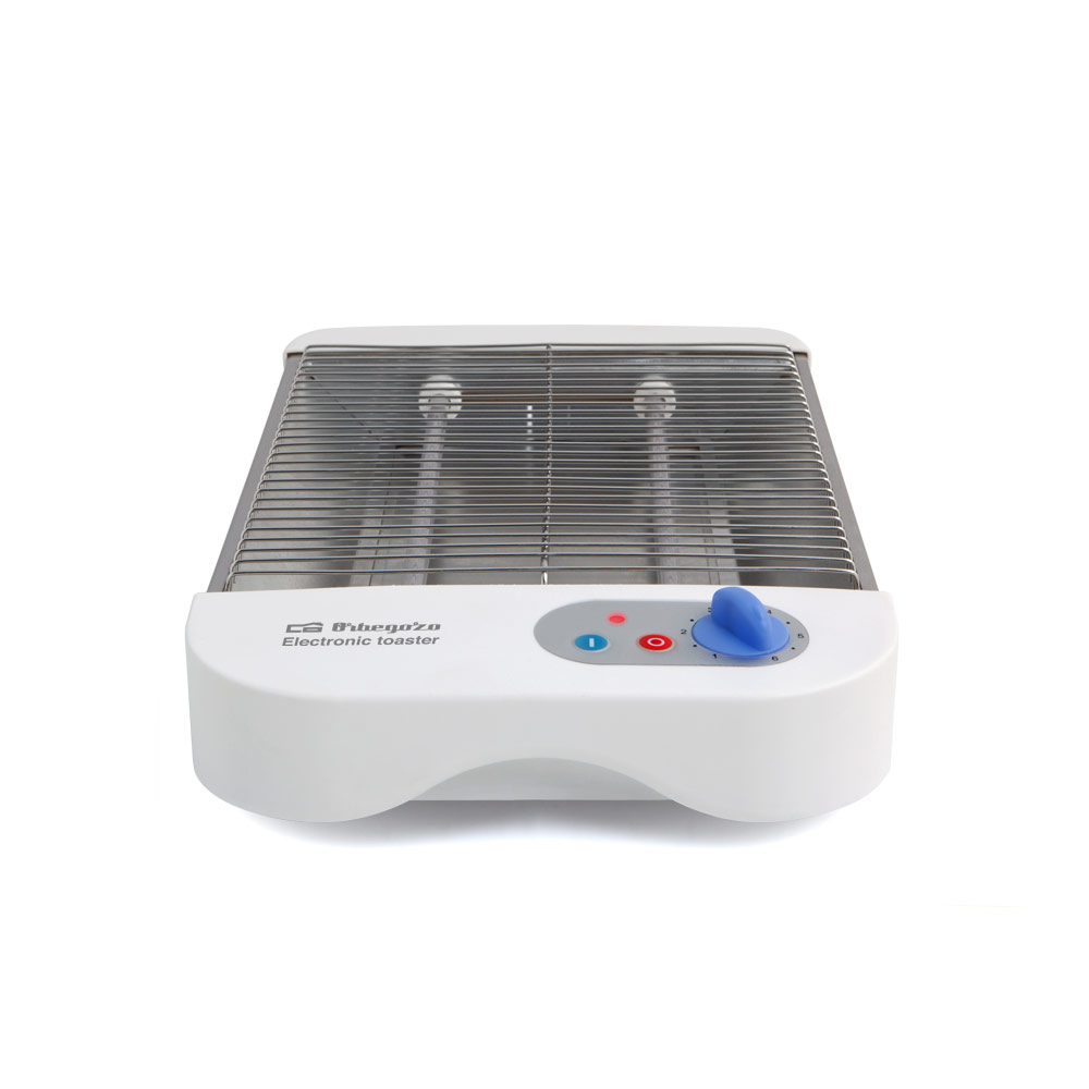 Tostador electrónico blanco con rejilla metálica y mando azul sobre fondo blanco.