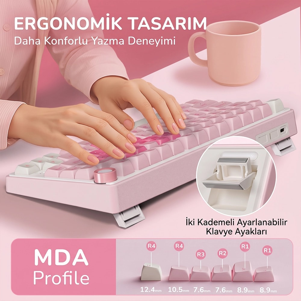 Ergonomik tasarımlı pembe klavye, ayarlanabilir ayaklar ve pembe masada kupa.