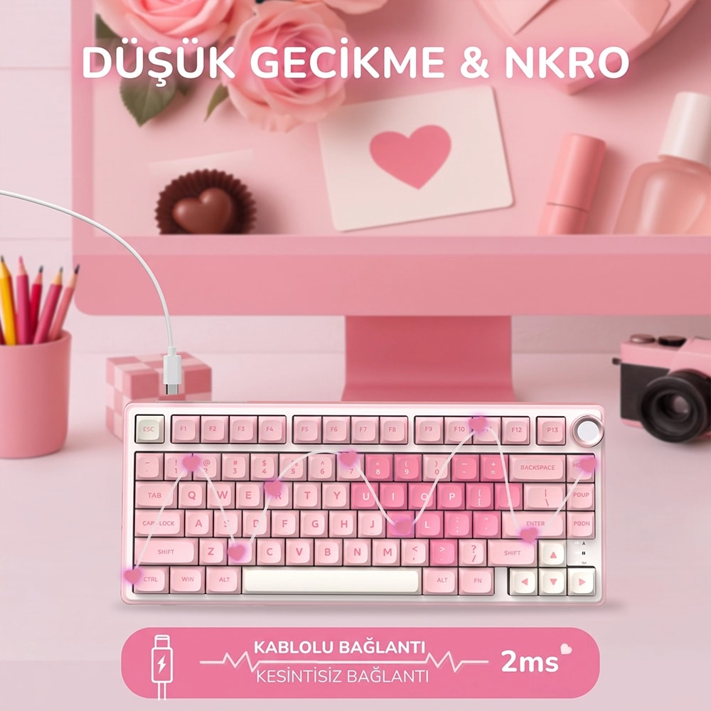 Güller ve kalpler gibi süslemeli pembe monitör önünde pembe klavye.