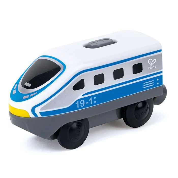 Un tren bala de juguete blanco y azul con ruedas negras y base gris sobre fondo blanco.