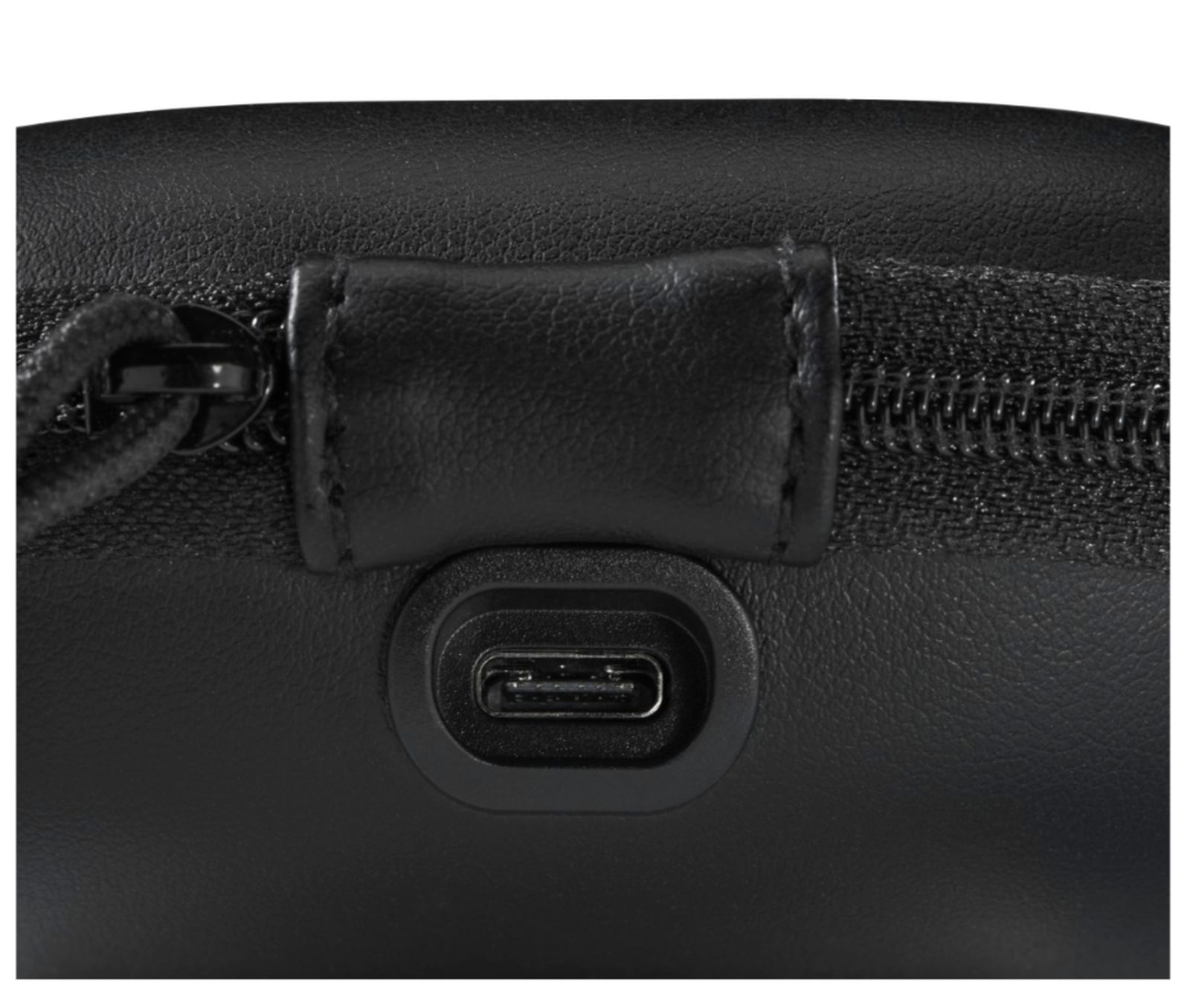 Primer plano de un puerto USB-C en una funda de cuero negro con cremallera.