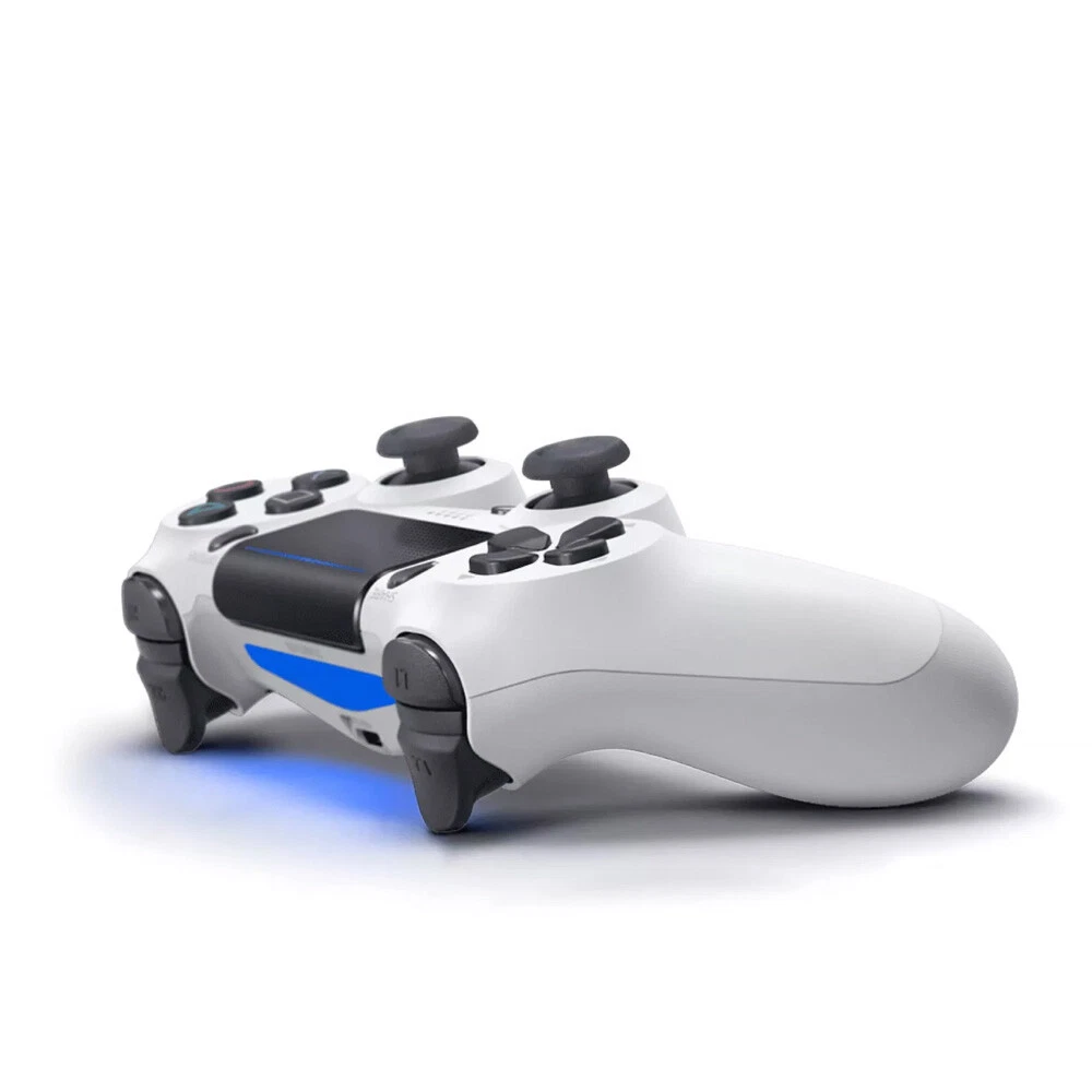 Ein weißer PlayStation-Controller mit schwarzem Touchpad und blauer Beleuchtung liegt auf weißem Hintergrund.